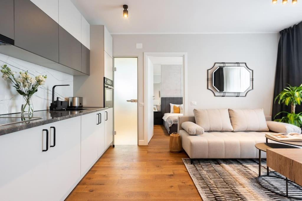 ブカレストStunning Views 2Br Midtown Flat - Charming Balconyアパートメント エクステリア 写真