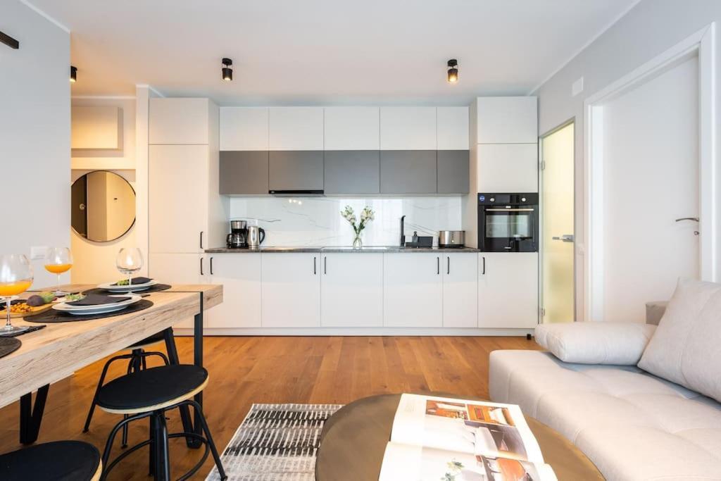 ブカレストStunning Views 2Br Midtown Flat - Charming Balconyアパートメント エクステリア 写真